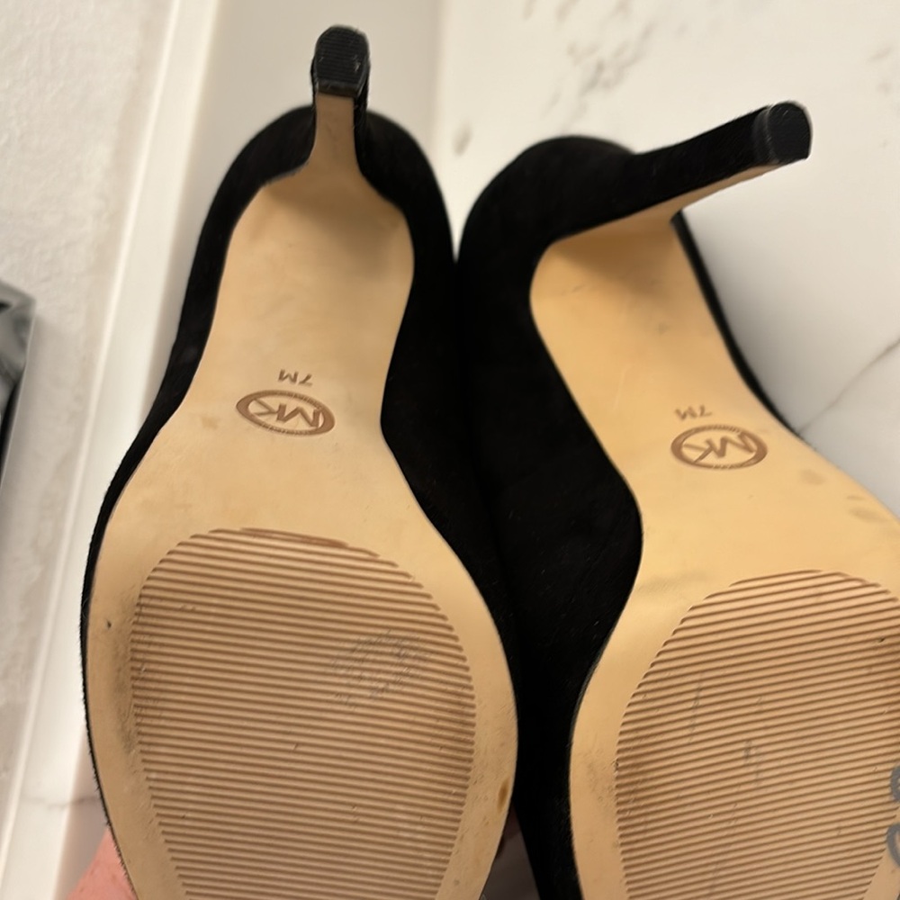 NWOT Michael Kors black suede 5” classic heel Never worn! Size 7 - Picture 9 of 11
